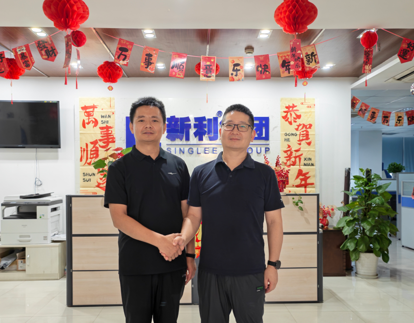 双方代表在新利软件集团前台合影
